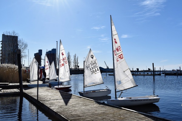 Jollar på brygga (1)